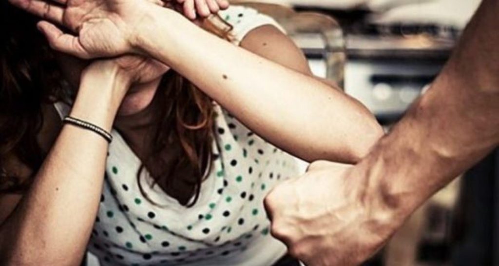 Βόλος: Ξυλοκόπησε τη γυναίκα του επειδή πάχυνε!