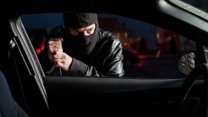 Τρίκαλα: «Άνοιξε» φορτηγό και «βούτηξε» tablet και 500 ευρώ!