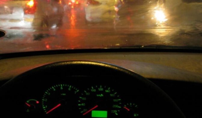 Στάθμευσε έξω από σπίτι και έβαλε μουσική στη διαπασών