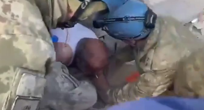 Τουρκία: Παππούς σώζεται από τα ερείπια με το τσιγάρο στο στόμα, αρνείται να το αποχωριστεί