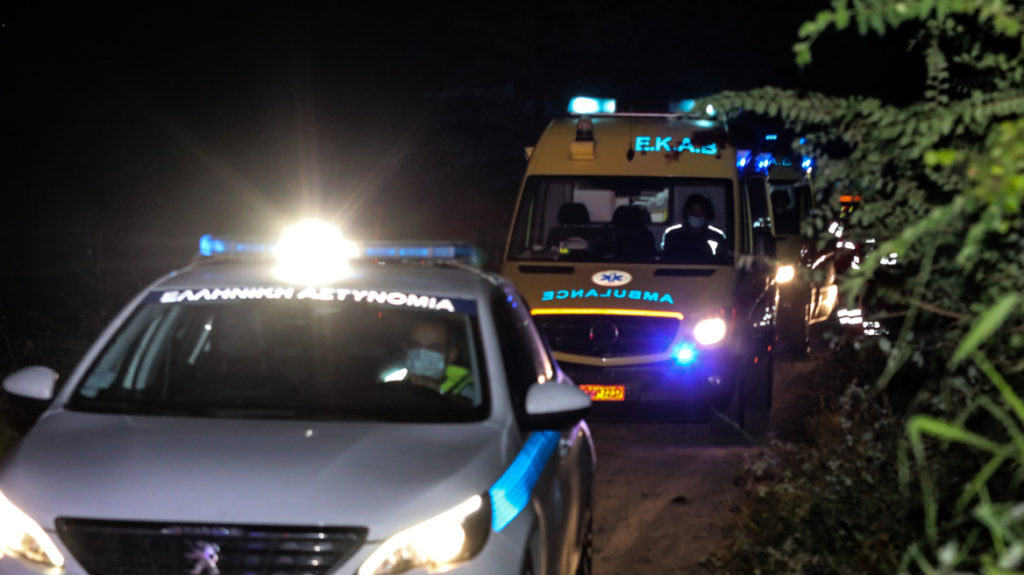 Περιπολικό και ασθενοφόρο του ΕΚΑΒ σε θανατηφόρο τροχαίο στη Θεόπετρα Καλαμπάκας