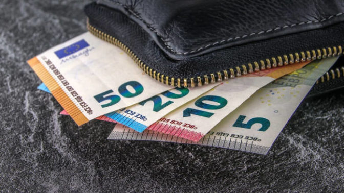 Πώς υπολογίζεται το έκτακτο επίδομα μέχρι 300 ευρώ