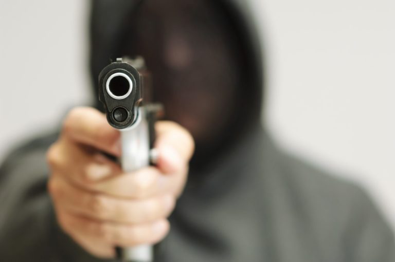 Απείλησε τη γυναίκα του με όπλο – Προσπάθησε να το ξεφορτωθεί ενώ είχε συλληφθεί