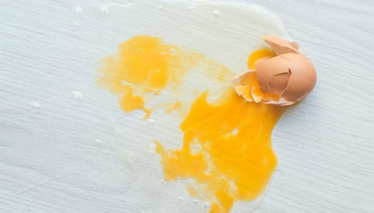 Λάρισα: Ανήλικοι χτυπούν κουδούνια και πετούν …αβγά σε διαμερίσματα!