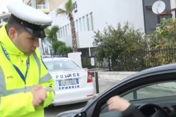 «Μπάρμπαρα»: Μυθικός διάλογος ηλικιωμένης με τροχονόμο για τις αλυσίδες – «Στη λαϊκή πάω παιδάκι μου…»