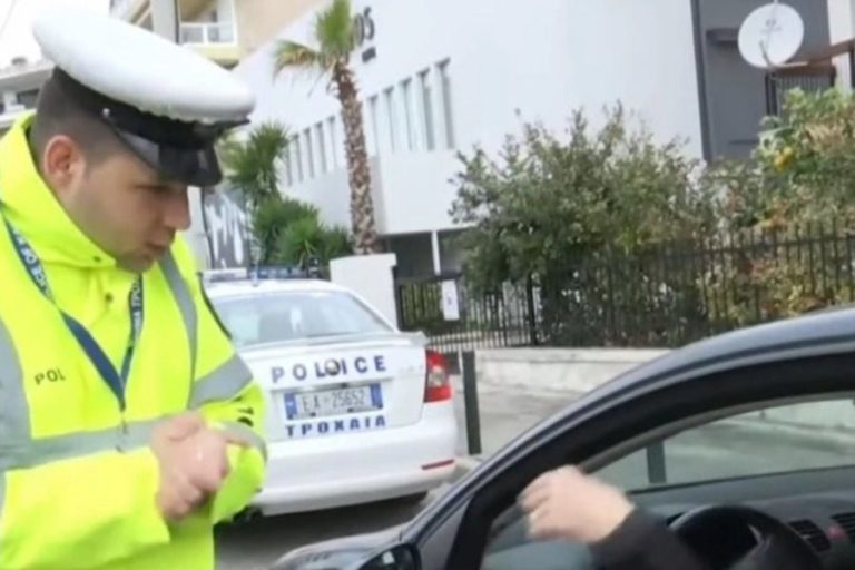 «Μπάρμπαρα»: Μυθικός διάλογος ηλικιωμένης με τροχονόμο για τις αλυσίδες – «Στη λαϊκή πάω παιδάκι μου…»