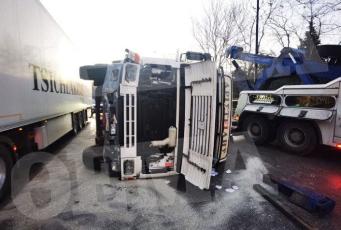 Kαραμπόλα με 6 ΙΧ και φορτηγό (φωτό)