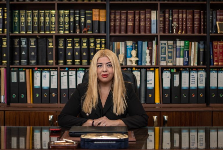 Στο πλευρό του Αβραμόπουλου η Πηνελόπη Μαγκούρα