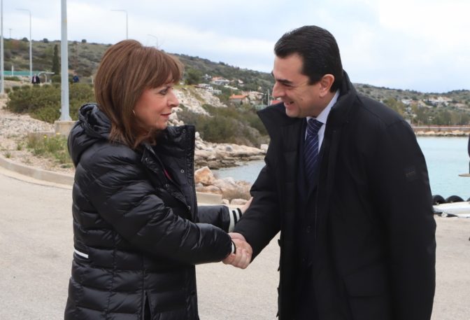 Ο Κώστας Σκρέκας με την Πρόεδρο της Δημοκρατίας στον Τερματικό Σταθμό Υγροποιημένου Φυσικού Αερίου στη Ρεβυθούσα