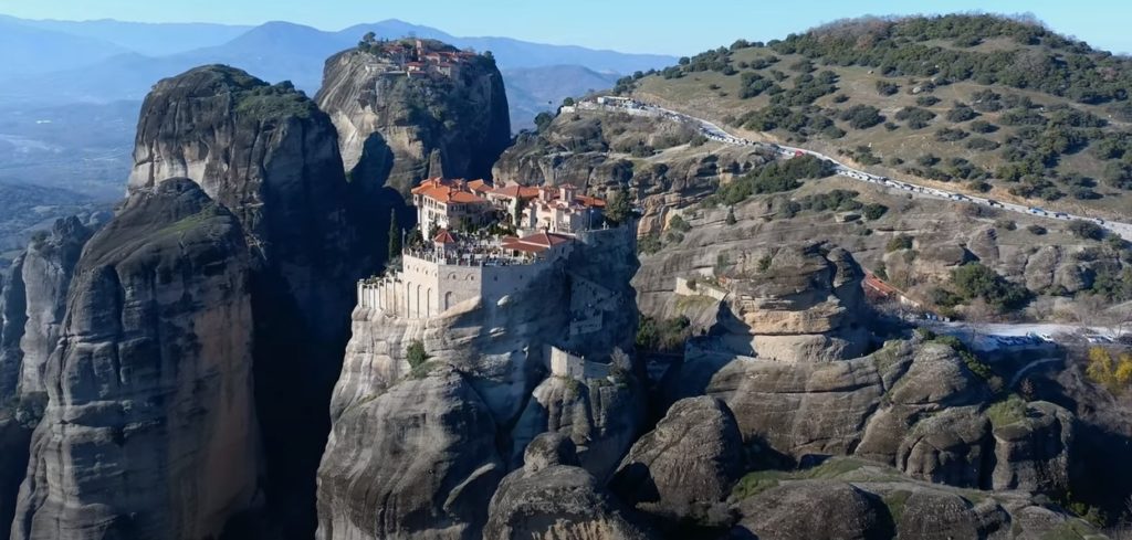 Εναέριο ταξίδι στα Μετέωρα – Το πιο επιβλητικό τοπίο της Ελλάδας (βίντεο)
