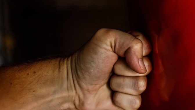 Βόλος: Της ζητά να φύγει από σπίτι που έχει πωληθεί, ενώ η ίδια κατήγγειλε προσβολές