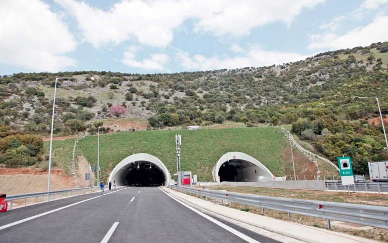 Άνοιξαν οι σήραγγες των Τεμπών για τα αυτοκίνητα