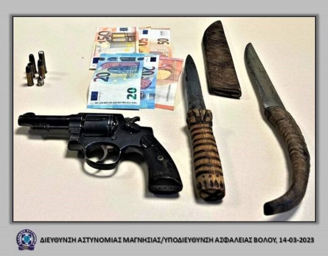 Βόλος: Λήστεψε τον φιλοξενούμενό του και βρέθηκαν όπλα και μαχαίρια στο σπίτι του!