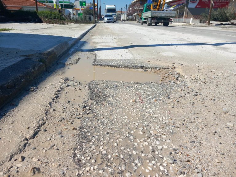 Οδός Καρδίτσης: Ούτε σε …οργωμένο χωράφι να περπατούσαμε!