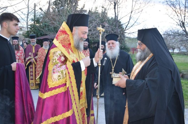 Με θρησκευτική ευλάβεια τα Τρίκαλα υποδέχθηκαν τα «Άχραντα Πάθη»