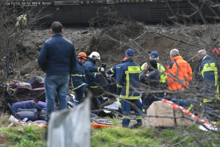 Στη μάχη όλες οι Τρικαλινές διασωστικές υπηρεσίες – Συνεχίζουν να ανασύρουν σωρούς