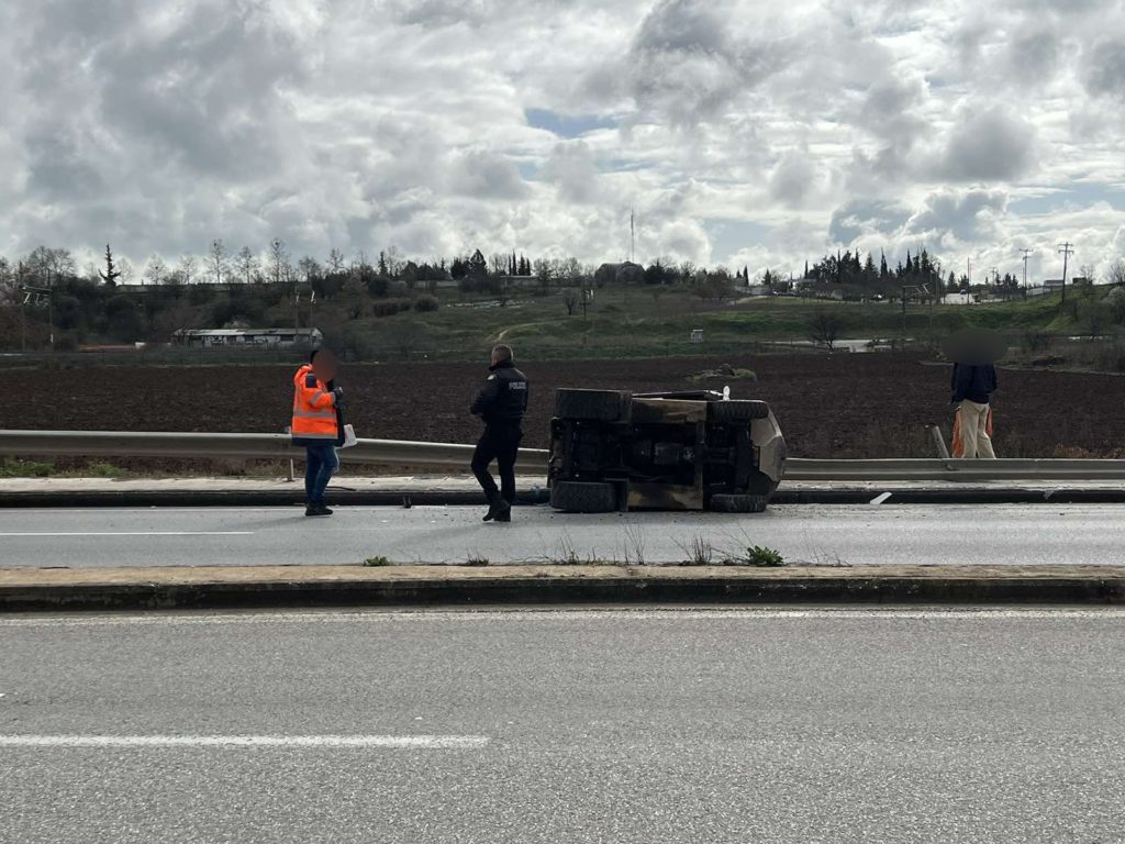 Λάρισα: Όχημα ...έφυγε από την καρότσα νταλίκας και τούμπαρε στον δρόμο (φωτο)
