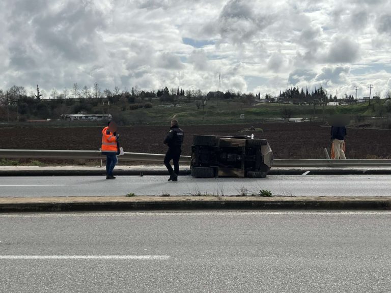 Λάρισα: Όχημα …έφυγε από την καρότσα νταλίκας και τούμπαρε στον δρόμο (φωτο)