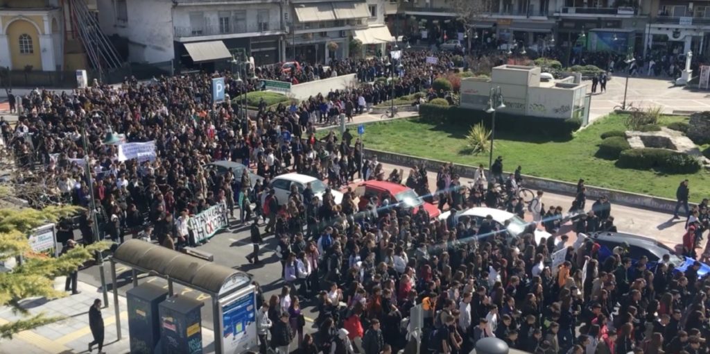 Τραγωδία στα Τέμπη: Όταν οι νέοι «κατέκλυσαν» το κέντρο της Λάρισας (εντυπωσιακά βίντεο)