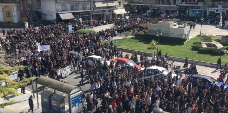 Τραγωδία στα Τέμπη: Όταν οι νέοι «κατέκλυσαν» το κέντρο της Λάρισας (εντυπωσιακά βίντεο)