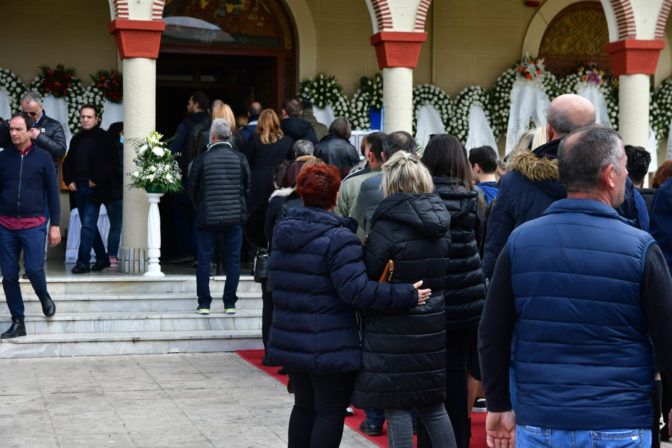 Λάρισα: Ραγίζουν καρδιές στο ύστατο χαίρε στην 20χρονη Κλαούντια (φωτό)