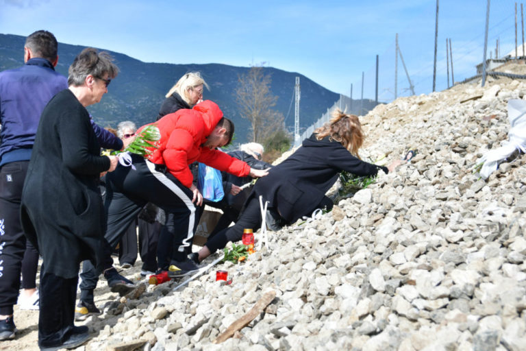 Τραγωδία στα Τέμπη: Συγκλονιστικές στιγμές στο τρισάγιο για τους 57 νεκρούς (φωτό)
