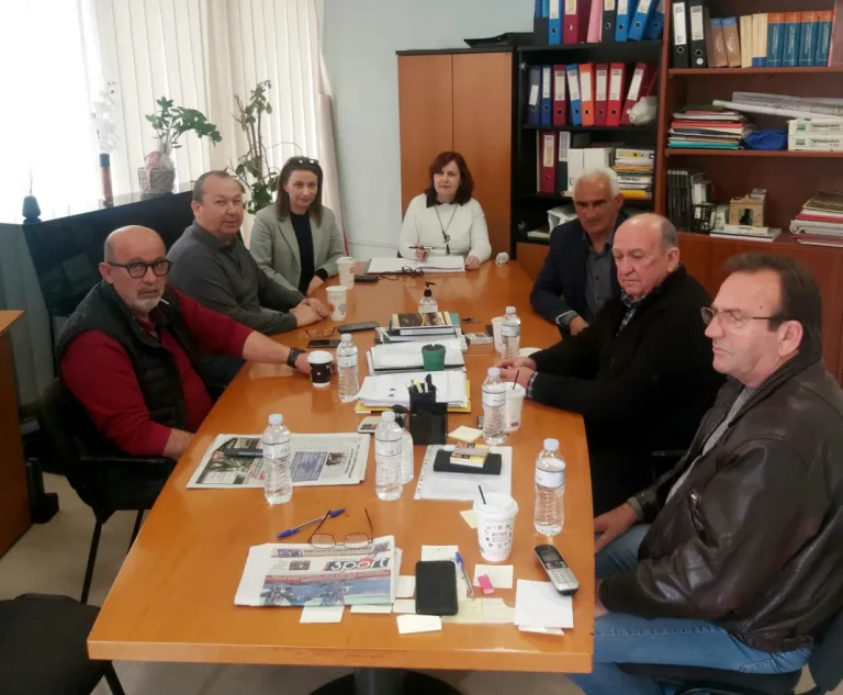 Ο Δήμος Φαρκαδόνας δίνει «ψίχουλα» και παίρνει αναθέσεις εκατομμυρίων