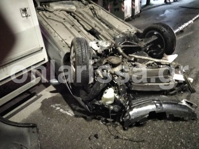 Σοκαριστικό τροχαίο στη Λάρισα: Αυτοκίνητο «πέταξε», χτύπησε σε κολώνα και τούμπαρε