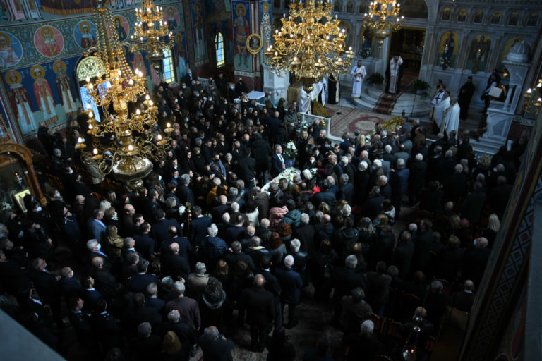 Λάρισα: Πάνδημο «αντίο» στον Χρήστο Καλομπάτσιο (φωτό & βίντεο)