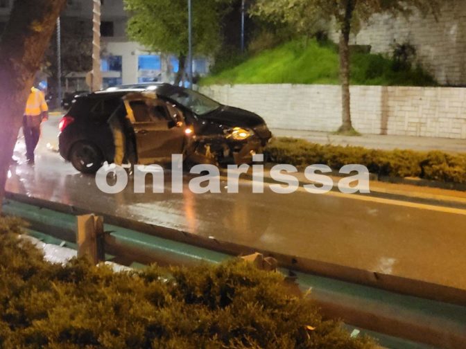 Λάρισα: «Έφυγε» το αυτοκίνητό του στη στροφή και …προσγειώθηκε στη νησίδα (φώτο)