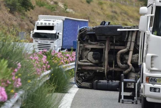 Λάρισα: Τροχαίο με ανατροπή οχήματος έξω από τον Ευαγγελισμό