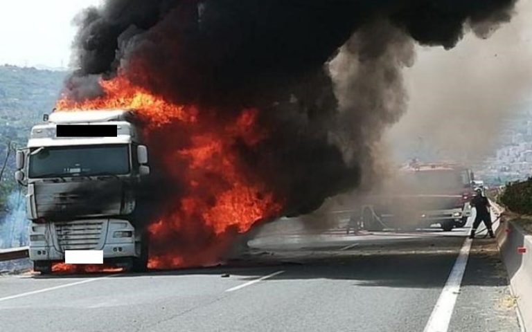 Φορτηγό «λαμπάδιασε» έξω από τη Λάρισα