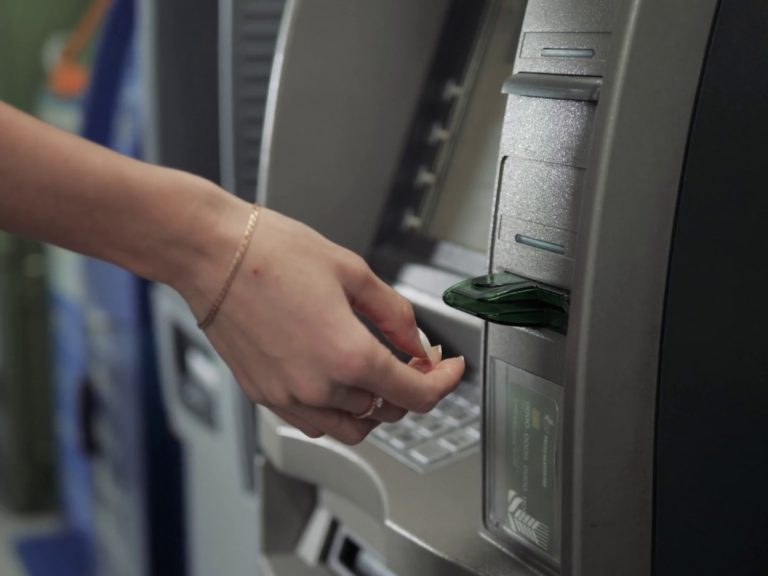 Βόλος: Της έφαγαν «λεφτά στο λεπτό»