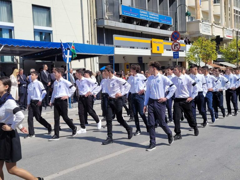 Με μαύρα περιβραχιόνια και πένθη παρέλασαν μαθητές στη Λάρισα