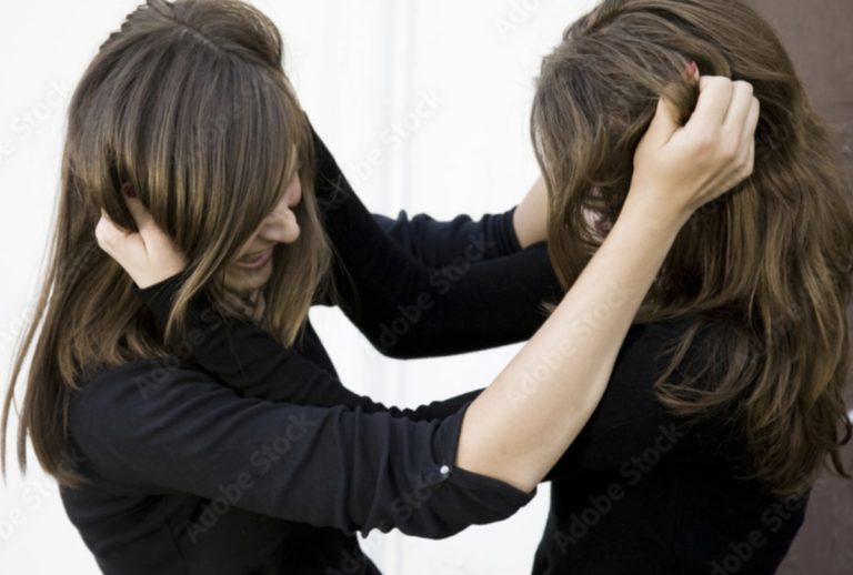 Λάρισα: Γυναίκες «αρπάχτηκαν και έπεσαν …ψιλές στη μέση της πλατείας