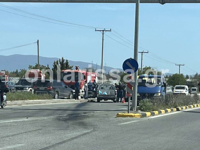 Σοβαρό τροχαίο με σύγκρουση οχημάτων στη Λάρισα (φωτό)