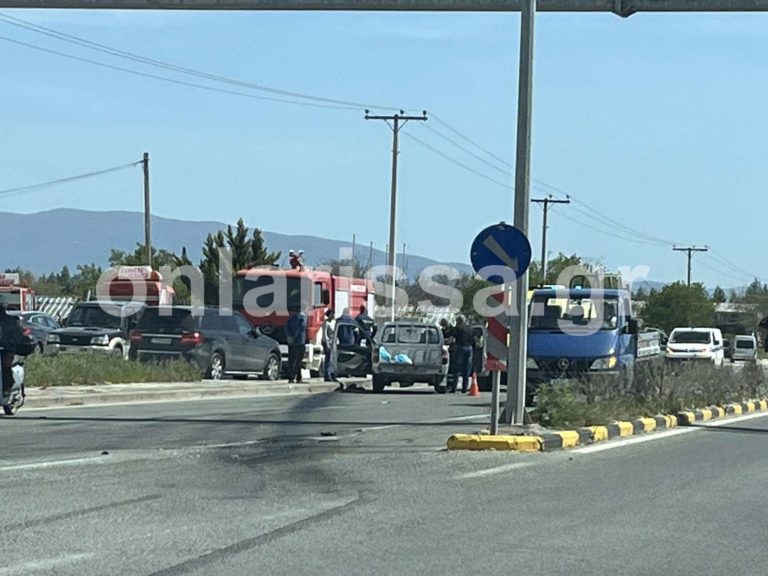 Σοβαρό τροχαίο με σύγκρουση οχημάτων στη Λάρισα (φωτό)