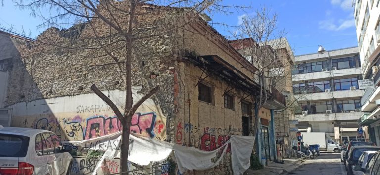 Τρίκαλα: Κατεδαφίζεται κτήριο με την έγκριση της υπηρεσίας Νεότερων Μνημείων