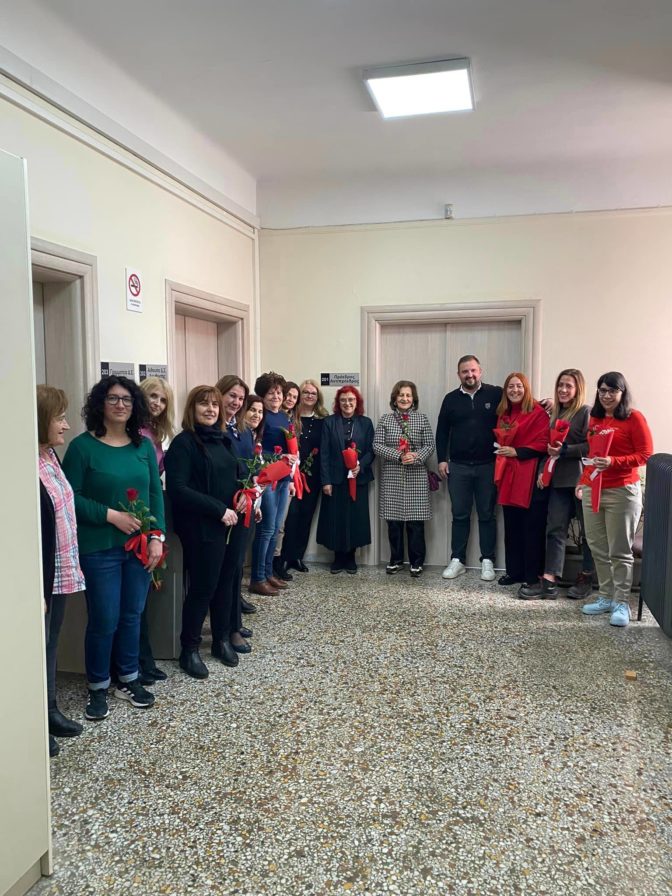 Τα λουλούδια στα κορίτσια από τον Άκη…