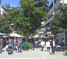 Με γιορτινή διάθεση οι Τρικαλινοί κατακλύζουν δρόμους, καρέκλες καφετέριες