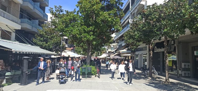 Με γιορτινή διάθεση οι Τρικαλινοί κατακλύζουν δρόμους, καρέκλες καφετέριες