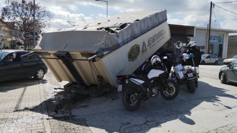 Φοβερό τροχαίο στα Τρίκαλα – Ξεκόλλησε καρότσα από φορτηγό (φωτό)