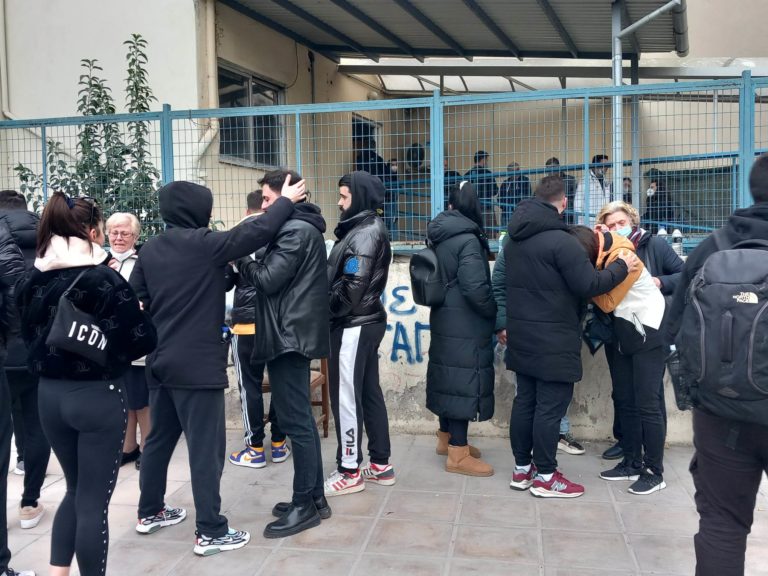 Απερίγραπτη οδύνη – Τρικαλινοί στο πλευρό φίλων και συγγενών που έχασαν δικούς τους