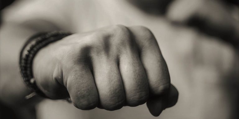 Πρώην αστυνομικός χτύπησε ασφαλιστή στα Τρίκαλα!