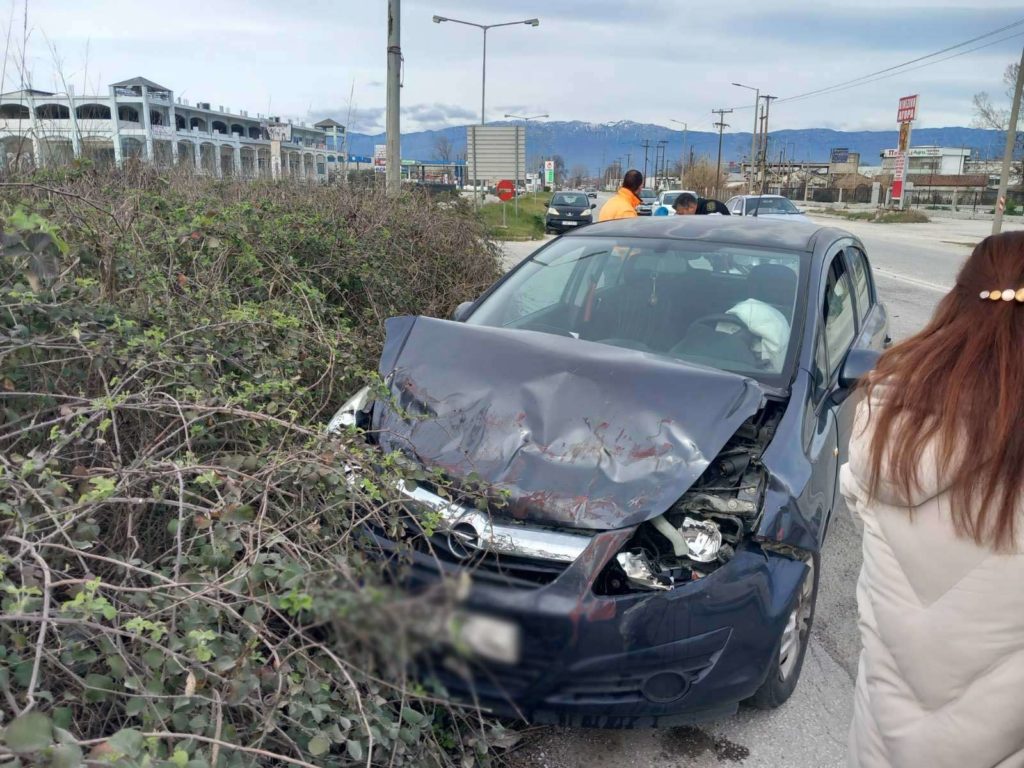 Καραμπόλα τριών αυτοκινήτων στα Τρίκαλα (φωτό)
