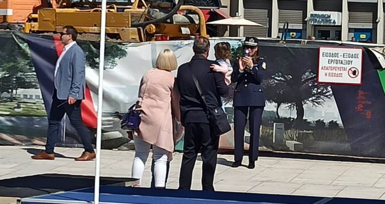 Τρίκαλα: Σε γιορτινό πνεύμα και η Αστυνομία …παρά τα αυστηρά μέτρα στην παρέλαση!