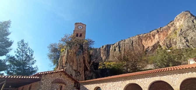 Θεόπετρα: Το χωριό των πελαργών!