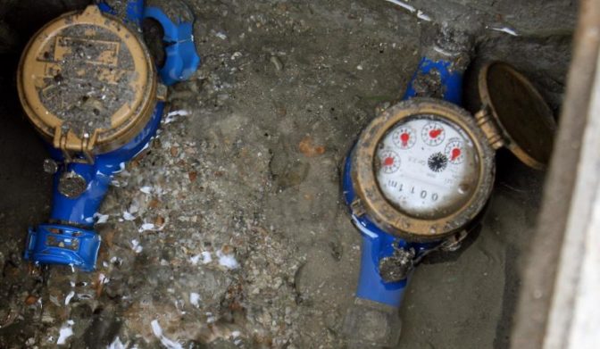 Σε άθλια κατάσταση και οι σωληνώσεις πολυκατοικιών στο κέντρο των Τρικάλων