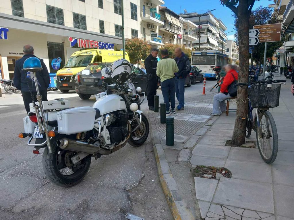 Αναστάτωση από ...σύγκρουση ποδηλάτου με ΙΧ στο κέντρο των Τρικάλων