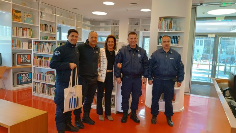 Αστυνομικοί της ΚΑΜ στην Βιβλιοθήκη Καλαμπάκας